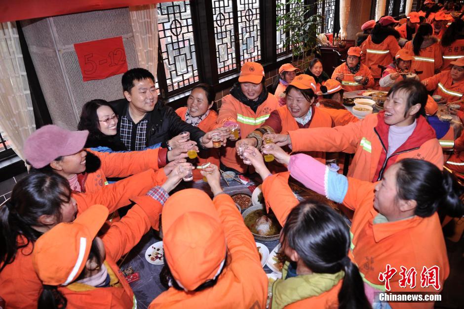 Tin tức trong ngày - Nhà hàng TQ mở tiệc tất niên chiêu đãi 556 lao công