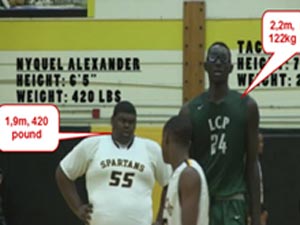 Thể thao - Clip oái oăm: "Gã béo" 2 tạ đấu "sếu vườn" 2,2m