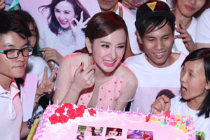 Ca nhạc - MTV - Phương Trinh được fan tổ chức sinh nhật tuổi 20