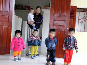 Pháp luật - Chuyện của những đứa trẻ theo chân mẹ vào trại giam