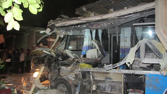 Tin tức trong ngày - TNGT thảm khốc ở Bình Thuận: Cả 2 tài xế tử vong