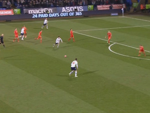 Video Clip Cười - Cầu thủ sút bóng như “gã hề” trong trận Bolton - Liverpool