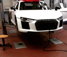 Ô tô - Xe máy - Siêu xe Audi R8 bị “chộp” tại nhà máy