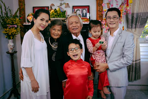 Hoàng Bách khoe bố mẹ và vợ con trong MV mới