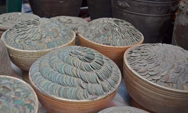 Kinh doanh - Tiền cổ bán cả chum ở vỉa hè, giá bạc triệu