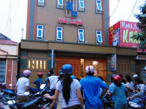 Pháp luật - Mâu thuẫn khi hát, rút dao đâm thấu ngực chủ quán karaoke