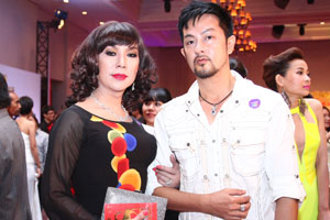 Ca nhạc - MTV - Long Nhật nữ tính, tình tứ bên "bạn trai"