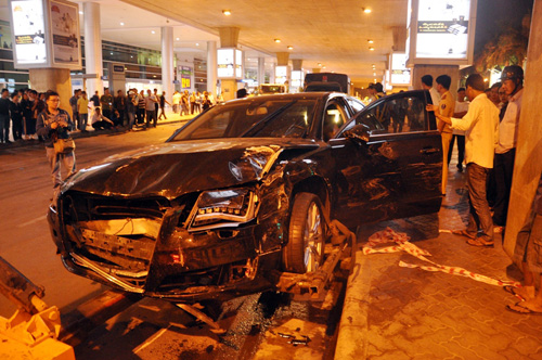 Tin tức trong ngày - Xe đón ca sĩ “đại náo” sân bay: Cảnh tượng hãi hùng