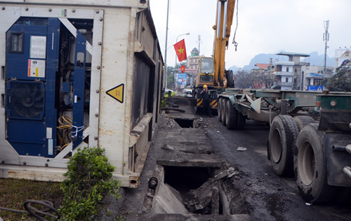 Tin tức trong ngày - Đè sập nắp cống, xe container tự "ngã" ra đường