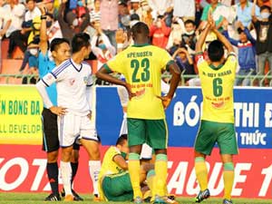 Bóng đá - "Bẻ còi" và chuyện làm dâu trăm họ