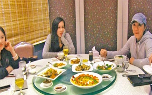 Phim - Châu Tinh Trì "bị tóm" đi ăn với phụ nữ lạ