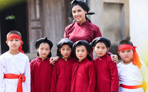 Người mẫu - Hoa hậu - Nguyễn Thị Loan mặc áo dài hát Xoan