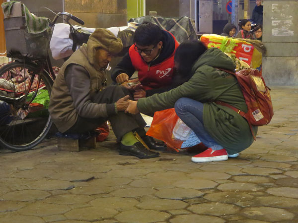 Tin tức trong ngày - Tết ấm của người vô gia cư trên vỉa hè lạnh giá