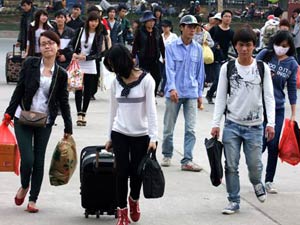 Bạn trẻ - Cuộc sống - Sinh viên sợ hãi trên chuyến xe về Tết