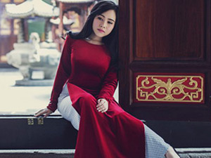 Phim - Nữ diễn viên "lùn nhất Vbiz" gợi cảm trong tà áo dài đón Xuân
