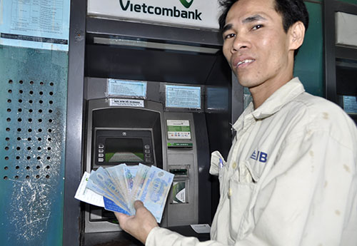 Kinh doanh - Máy ATM bị lỗi, chỉ nhả tiền 20.000 đồng gây bức xúc