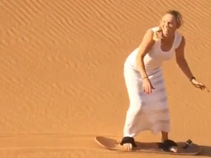 Thể thao - Wozniacki trổ tài lướt cát tại Dubai