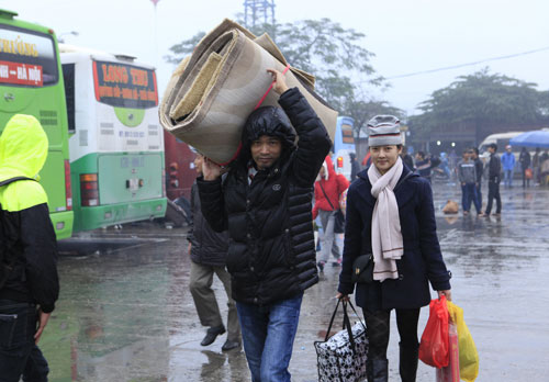 Tin tức trong ngày - Hà Nội: Dòng người ùn ùn đội mưa đổ về quê ăn Tết