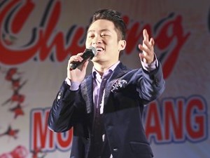 Ca nhạc - MTV - Tùng Dương hát dưới mưa trước 200 công nhân