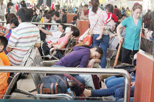 Tin tức trong ngày - Ảnh: TPHCM đông nghẹt chiều "hồi hương"