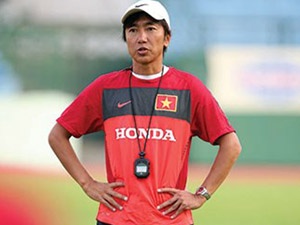 Bóng đá - Ðừng bắt ông Miura đội khăn đống, mặc áo dài