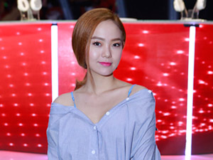Ca nhạc - MTV - Minh Hằng trễ nải vai trần trong "đêm ánh sáng"