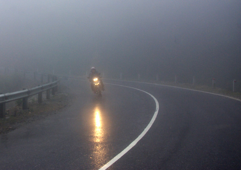 Ô tô - Xe máy - Kinh nghiệm đi xe trời mưa phùn trong ngày Tết