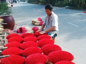 Tin tức trong ngày - Làng nghề làm nhang “chạy đua” ngày cận Tết