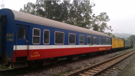 Tin tức trong ngày - Tàu trật bánh, hàng trăm hành khách "nhảy" taxi về quê