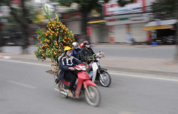 Tin tức trong ngày - Xúc động những người cuối cùng lên tàu về quê ăn Tết