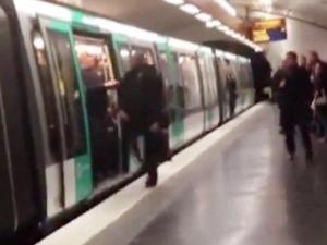 Bóng đá - Fan Chelsea phân biệt chủng tộc trên tàu điện ngầm