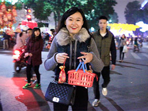 Bạn trẻ - Cuộc sống - Thiếu nữ Hà thành bán muối lấy lộc đầu năm