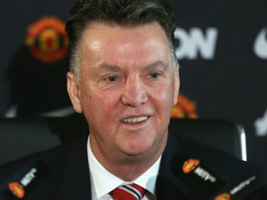 Bóng đá - FA sờ gáy Louis Van Gaal nhưng chỉ xoa không đánh