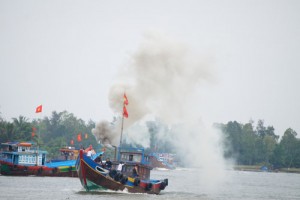 Tin tức trong ngày - Tàu thuyền “tung khói trắng” xuất bến lấy lộc đầu năm