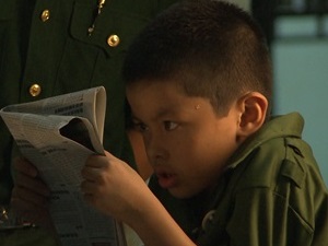Con trai Trần Lực toát mồ hôi đọc báo trong doanh trại