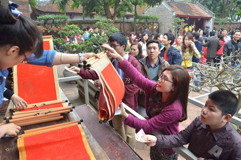 Bạn trẻ - Cuộc sống - Giới trẻ nhộn nhịp xin chữ cầu may đầu năm