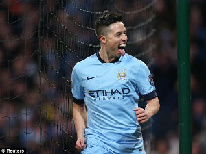 Bóng đá - Xem Nasri biến cầu thủ Newcastle thành "gã hề"