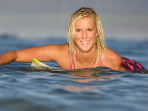 Bạn trẻ - Cuộc sống - Cô gái cụt tay là VĐV lướt ván giỏi nhất thế giới