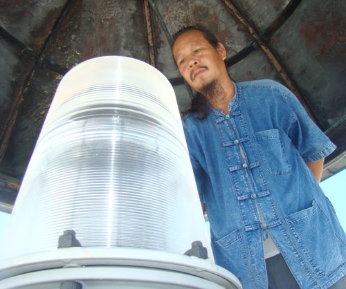 Tin tức trong ngày - Chàng Robinson 30 năm canh “mắt thần” biển Đông