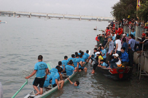 Tin tức trong ngày - 200 người dốc sức chèo thuyền đua trong ngày xuân