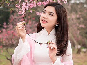 Bạn trẻ - Cuộc sống - Hoa khôi Thùy Dương khoe dáng xuân yêu kiều