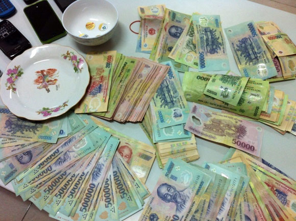 Pháp luật - Bắt quả tang 4 bà bầu “say” trên chiếu bạc ngày Tết