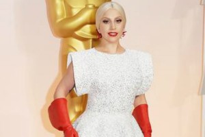 Ca nhạc - MTV - Lady GaGa khoe nhẫn đính hôn trên thảm đỏ Oscar