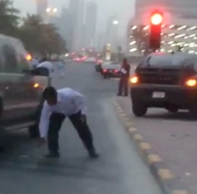 17 tỉ tiền mặt rơi như mưa xuống đường phố Dubai