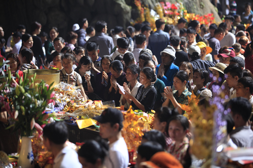 Tin tức trong ngày - Hàng vạn người chen chân khai hội chùa Hương