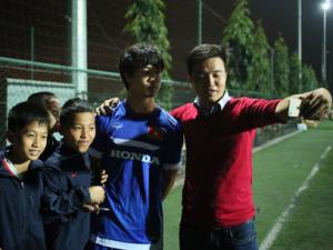 Bóng đá - Khoác áo số 10, Công Phượng bị "bao vây" bởi fan nhí