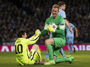 Bóng đá - Hài hước: Messi "rình rập" Joe Hart bất thành