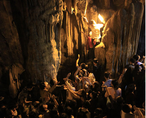 Tin tức trong ngày - Đi lễ chùa Hương, nhét tiền vào nhũ đá “hối lộ” thánh thần