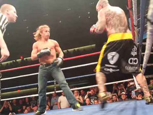 Thể thao - Cựu vô địch UFC một mình "chấp" 3 đối thủ