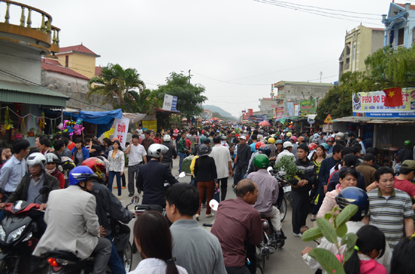 Tin tức trong ngày - Ùn tắc kéo dài ở phiên chợ “mua may bán rủi”
